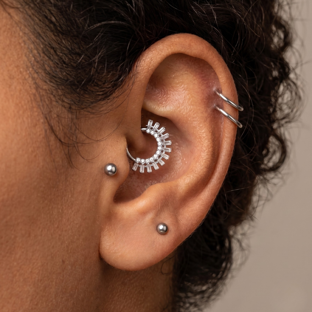 Modèle Clicker en titane avec zircone cubique scintillante segmentée