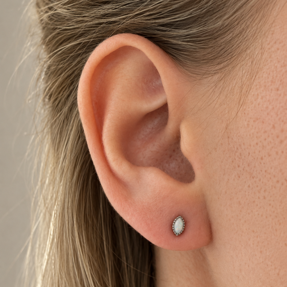 Titanium Labret Dekorativní Ovál Opál Na Uchu